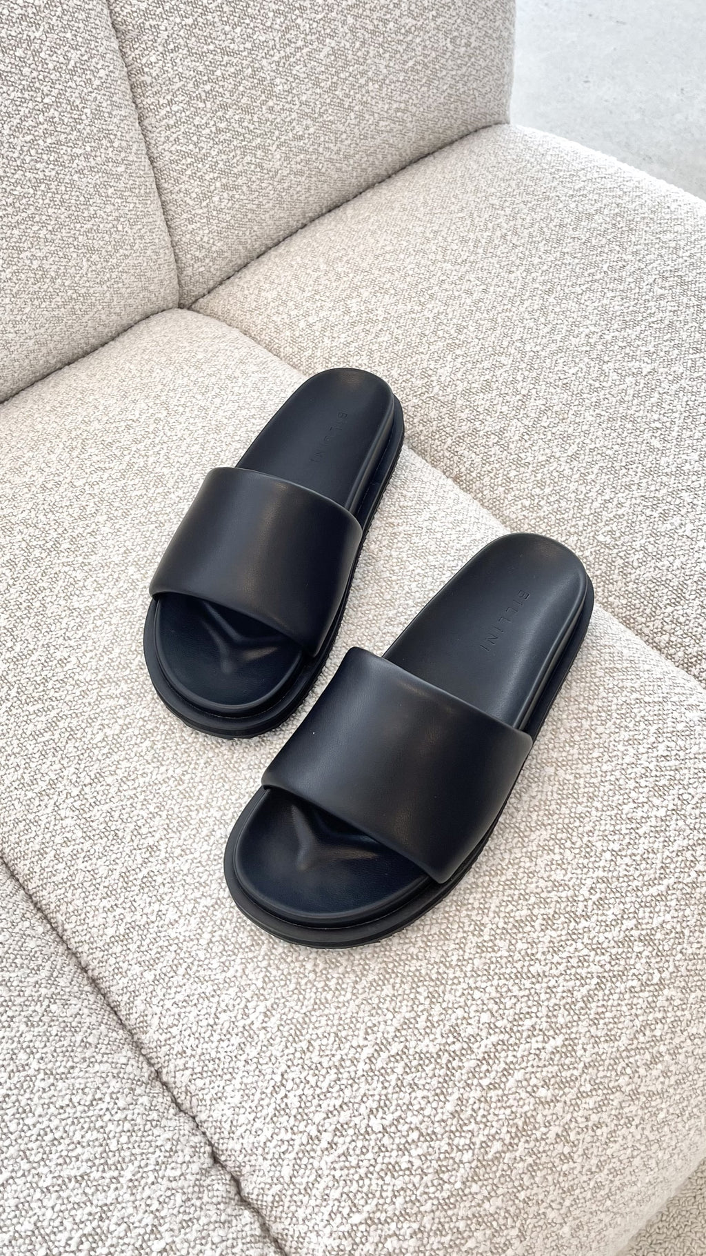 Tiago Slide - Black - Billy J