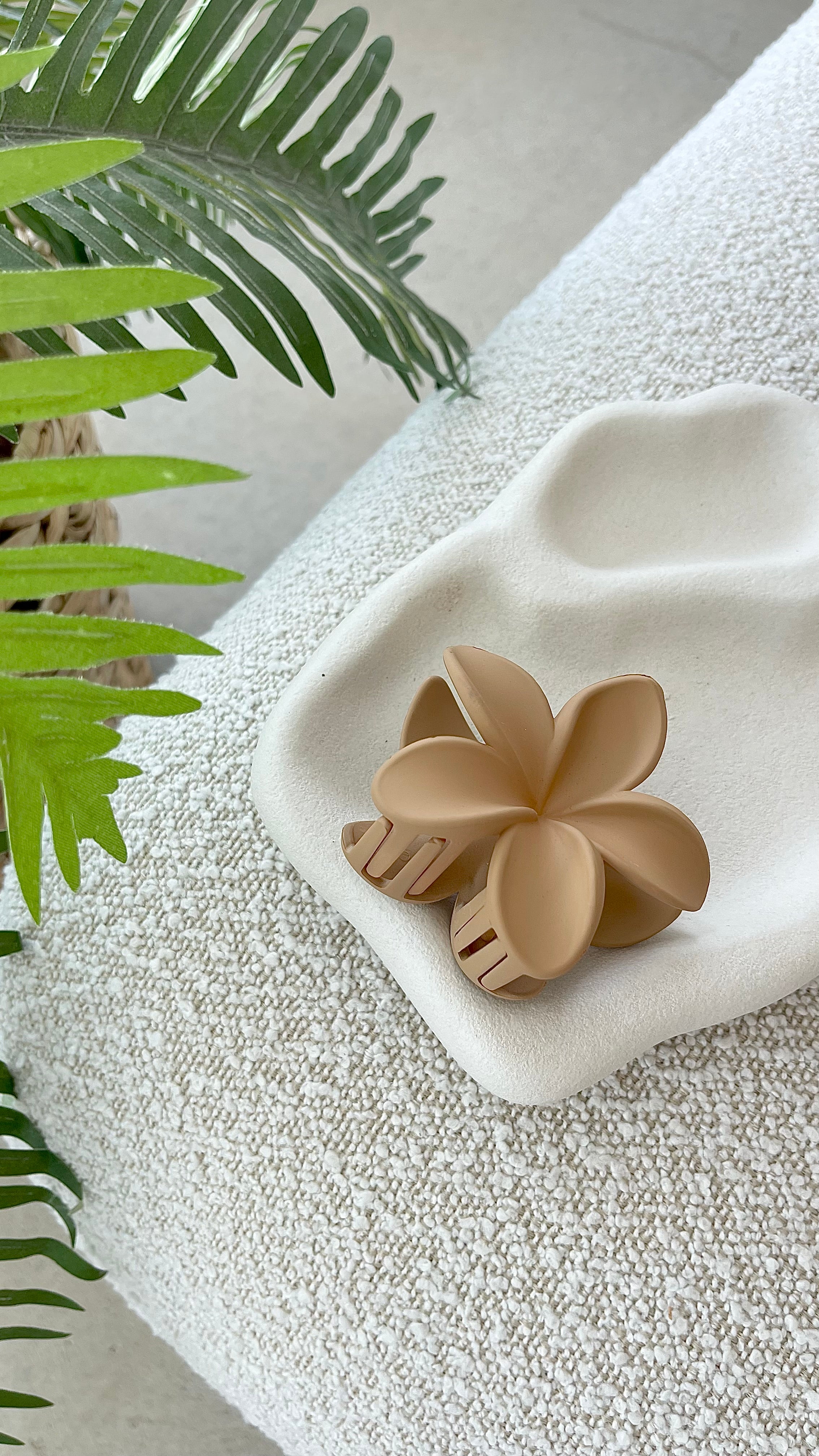 Hibiscus Matte Flower Claw Clip - Tan - Billy J