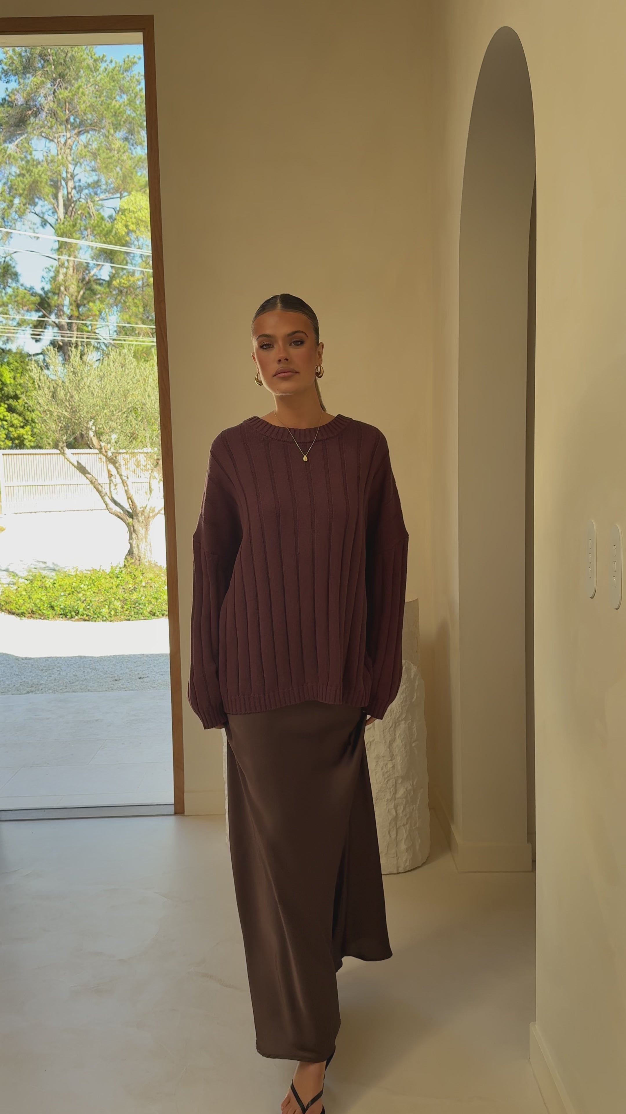 Load video: Naiva Oversized Knit - Brown - Billy J