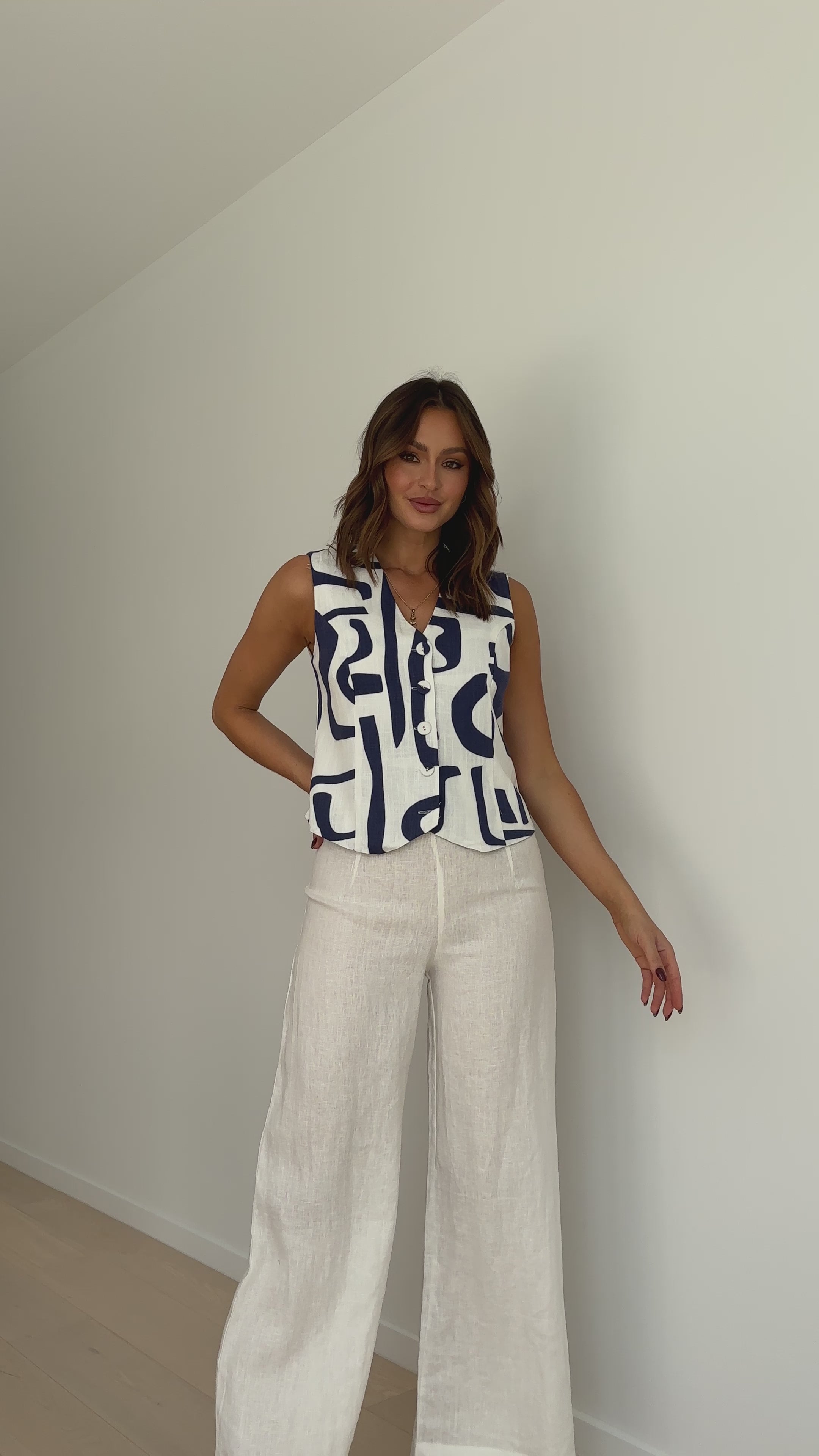 Load video: Caia Vest - Lisbon - Billy J