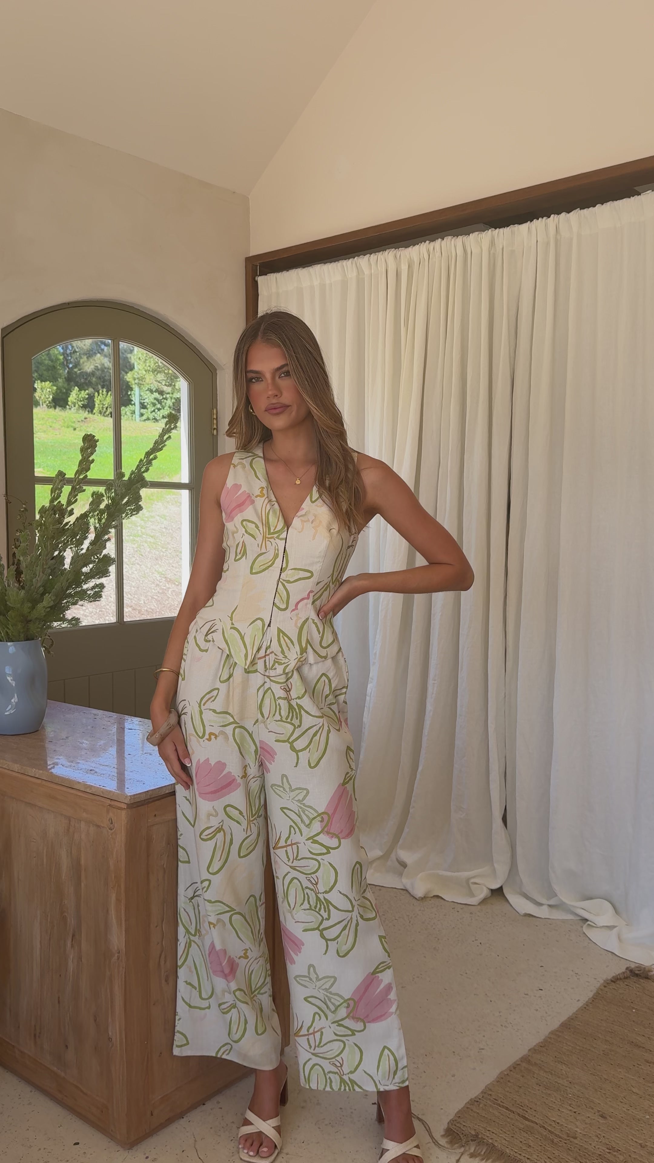 Load video: Brianne Linen Vest - Primavera Print - Billy J