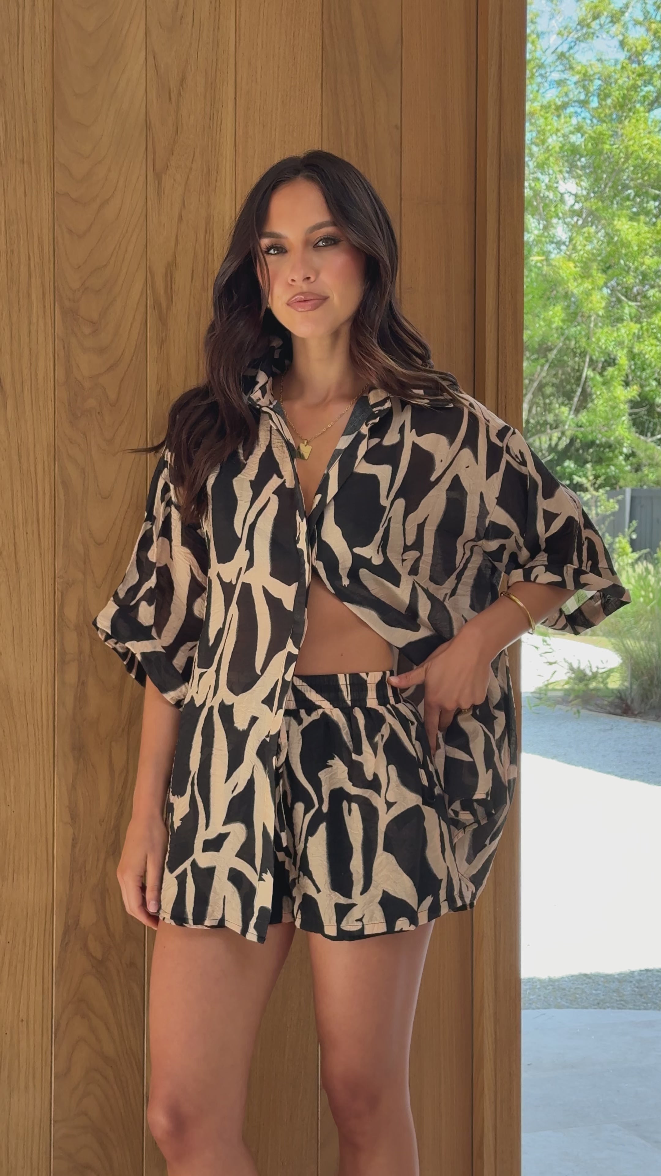 Load video: Ellis Shorts - Black/Beige - Billy J