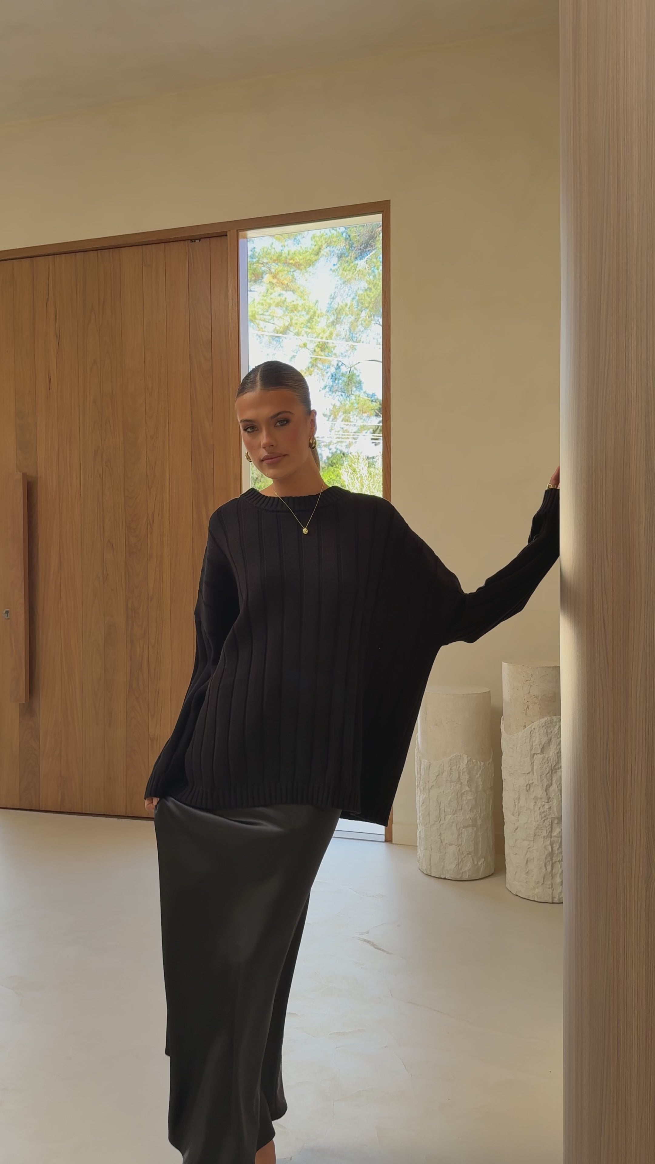 Load video: Naiva Oversized Knit - Black - Billy J