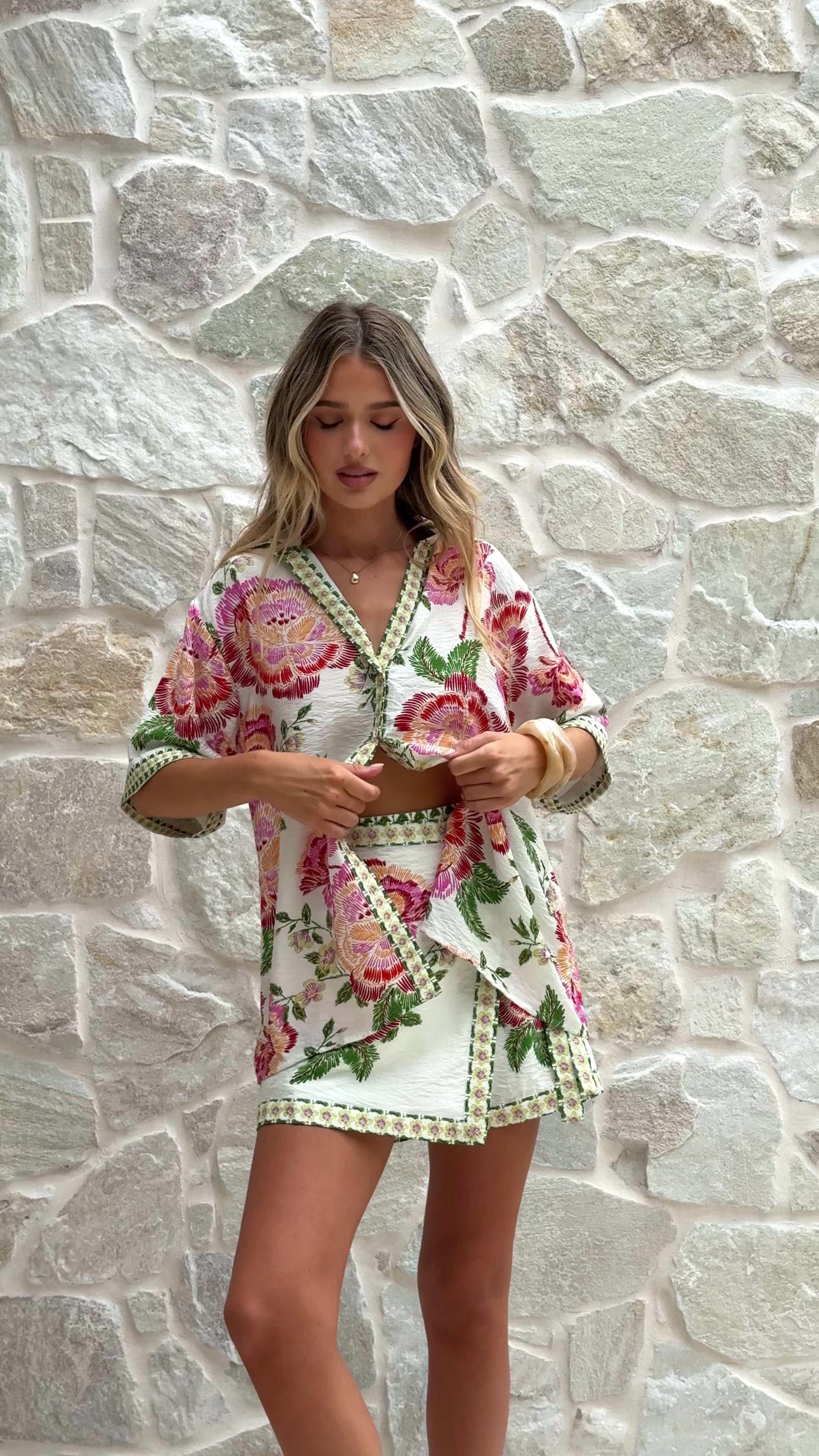 Load video: Eilish Top - Floral Print - Billy J