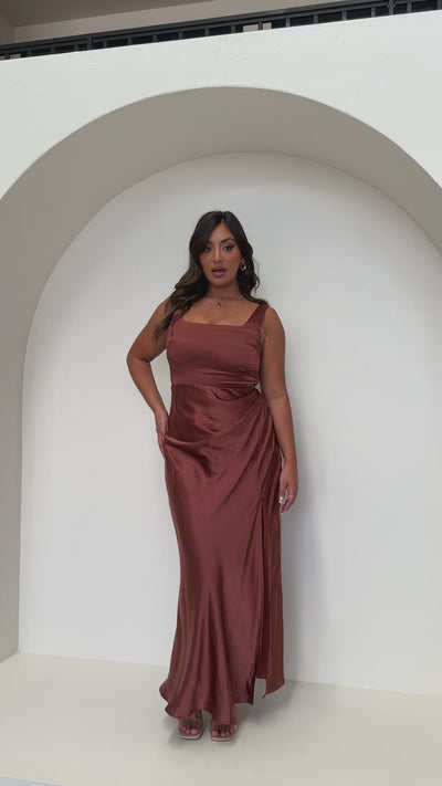 Load and play video in Gallery viewer, Alaria Maxi Dress - Rust - Billy J
