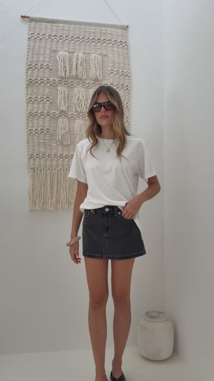 Load video: Abrand Aline Mini Skirt - Frankie - Billy J